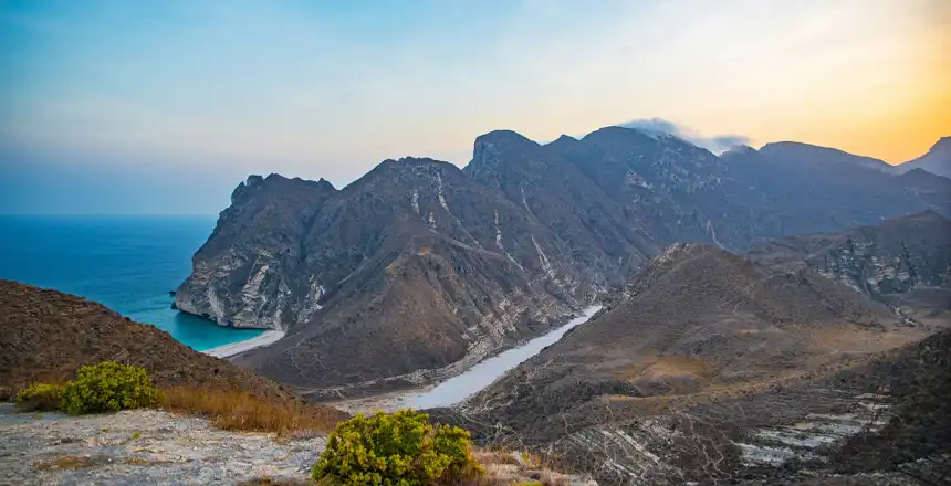 03a9671cbac7-oman-berge-kueste Panoramablick auf Berge und Küste im Oman