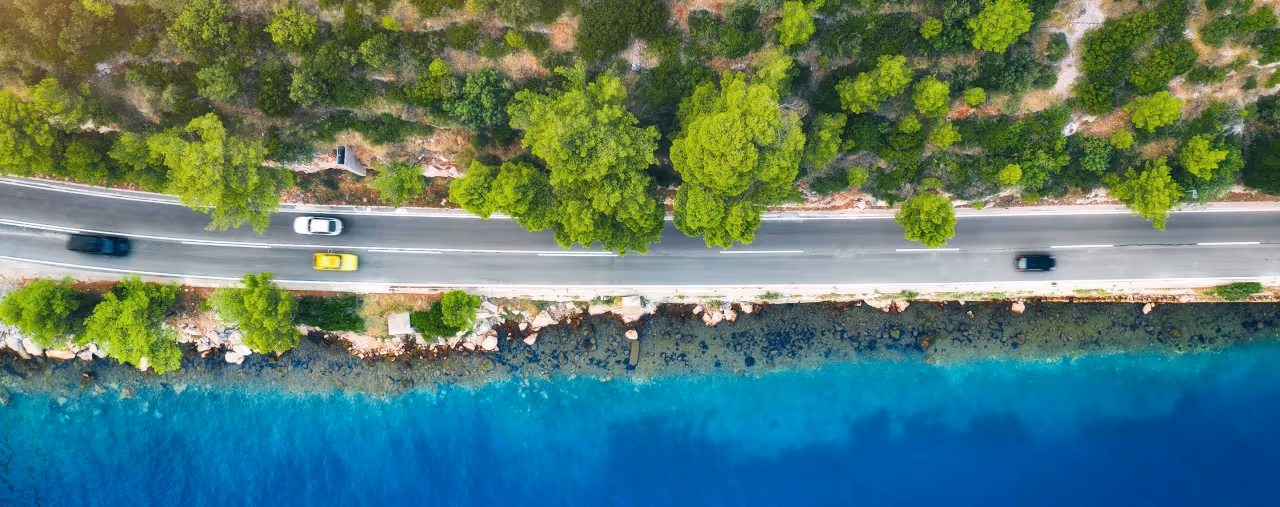öamtc mietwagen preisvergleich, autos auf küstenstrasse