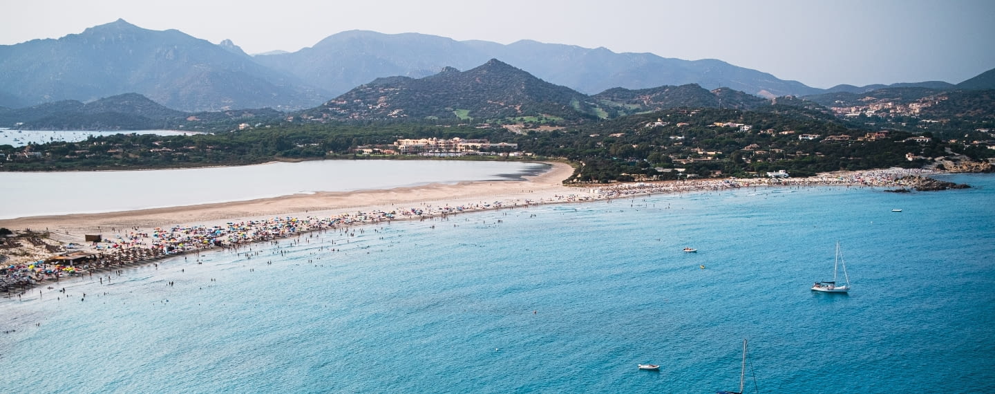 Blick auf Strand und Insel Sardinien