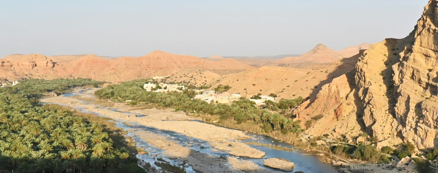 Blick auf Landschaft und Häuser bei Maskat, Oman