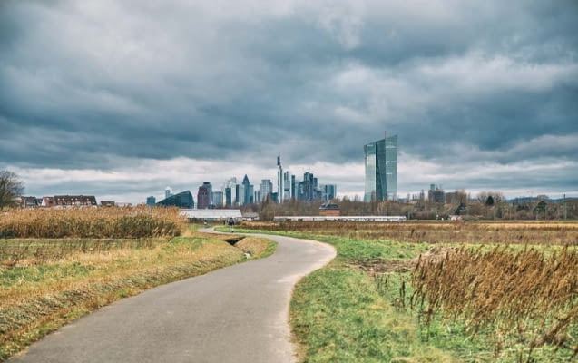 Frankfurter Grüngürtel in Oberrad mit Blick auf Skyline von Frankfurt