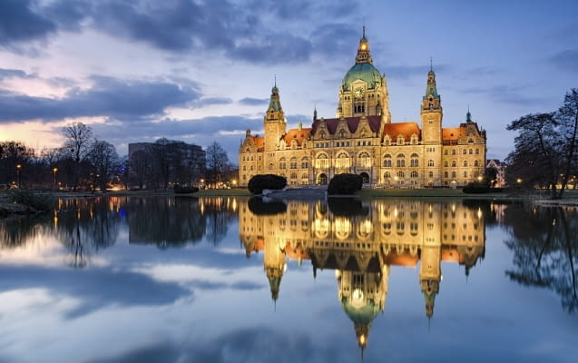 Neues Rathaus in Hannover beleuchtet am Abend